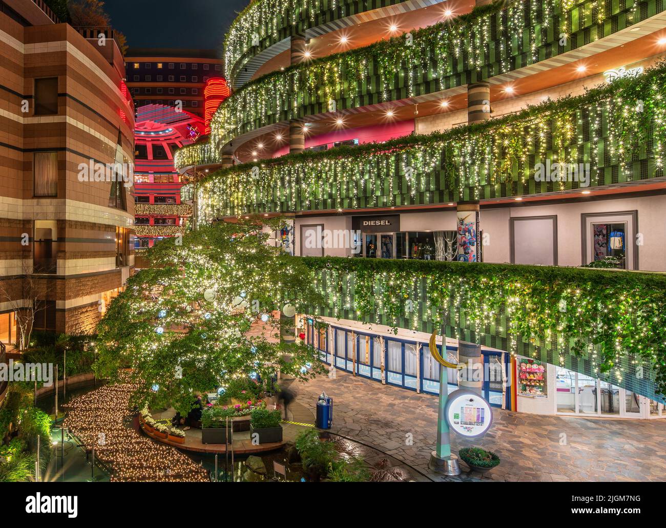 fukuoka, kyushu - dezember 06 2021:Nocturne Ansicht des Sea Court der multifunktionalen Anlage Canal City Hakata Mall mit beleuchteten Baum Stockfoto