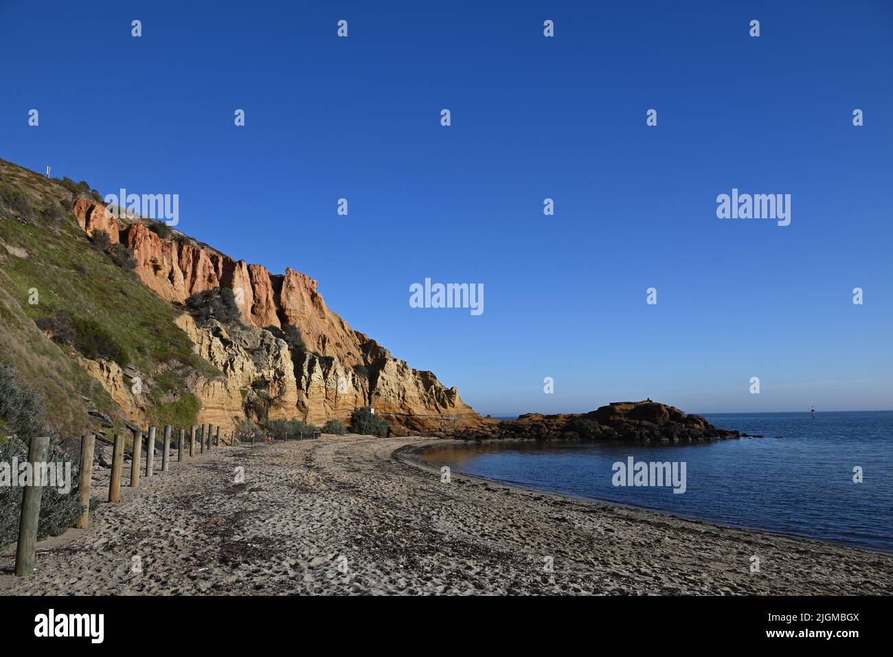 Red Bluff, der nördliche Strandabschnitt daneben und das ruhige Wasser der Port Phillip Bay Stockfoto