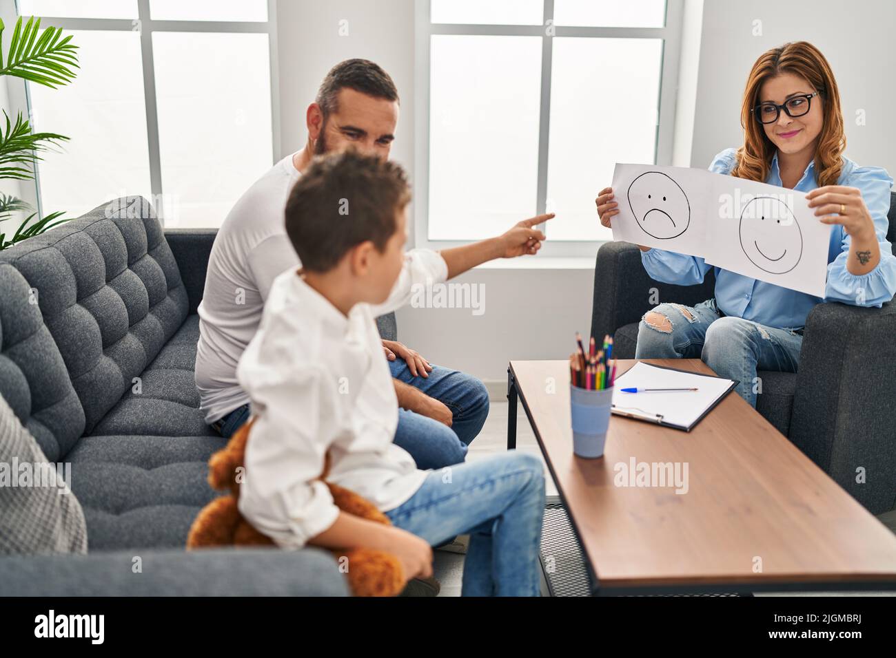 Familie mit Psychologie Sitzung suchen Emotion Emoji zeichnen im Psychologiezentrum Stockfoto