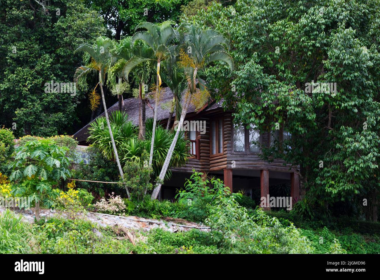 Holzhäuser verbinden sich mit der Natur am Ufer des MAE KOK Flusses von Thaton bis Chiang Rai - THAILAND Stockfoto
