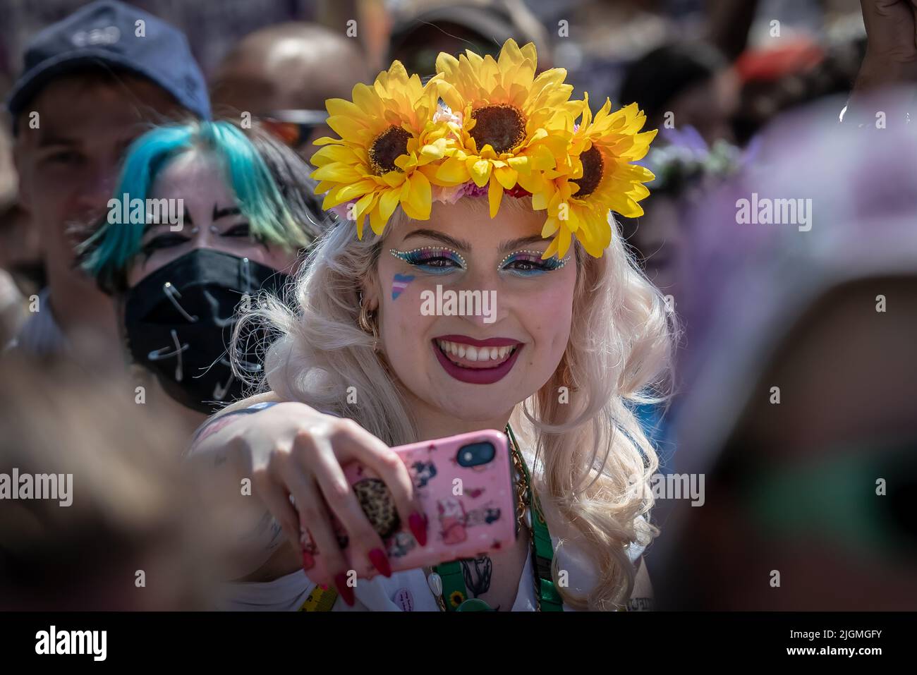 London Trans Pride. Hunderte Transgender-Menschen und Unterstützer versammeln sich in der Nähe von Wellington Arch, um sich für den jährlichen ‘London Trans+ Pride’ march, Großbritannien, vorzubereiten. Stockfoto