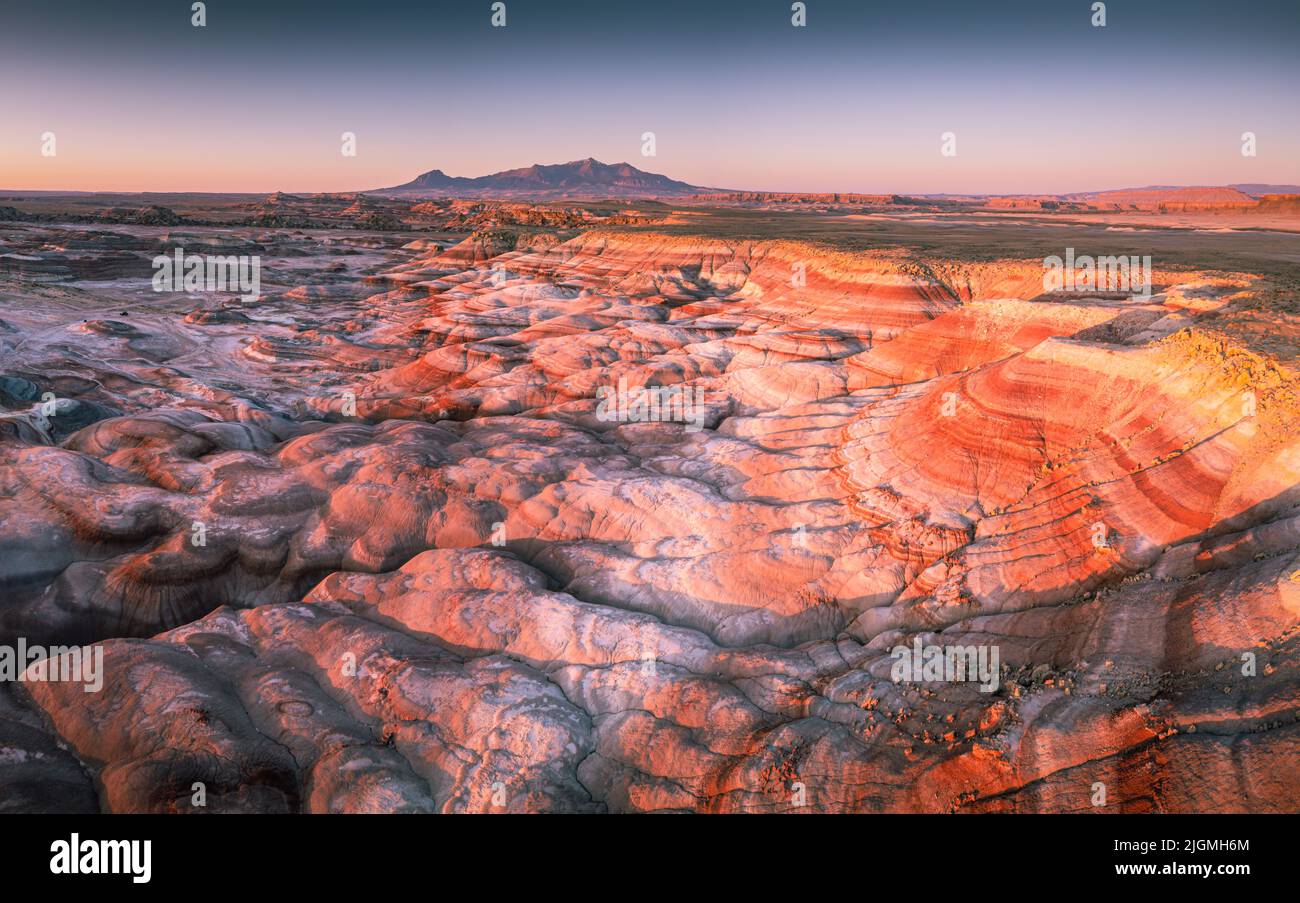Mondlandschaft in Utah. Rote Felsen, die von Sonnenaufgang beleuchtet werden Stockfoto