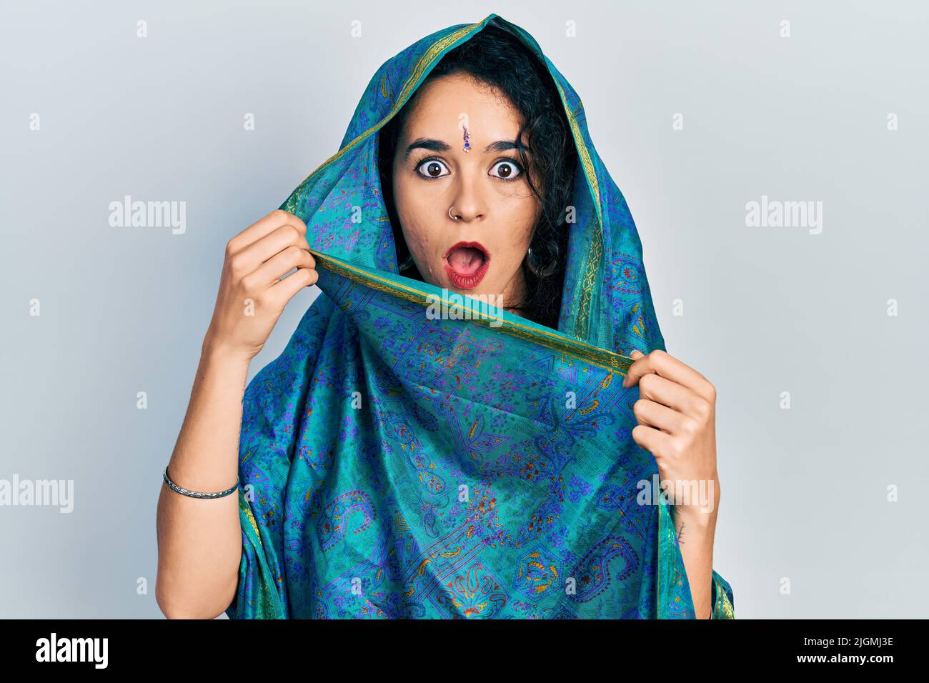Junge Frau trägt Bindi in traditionellen indischen Saree lächelnd fröhlich zeigen mit Hand und Finger auf die Seite Stockfoto