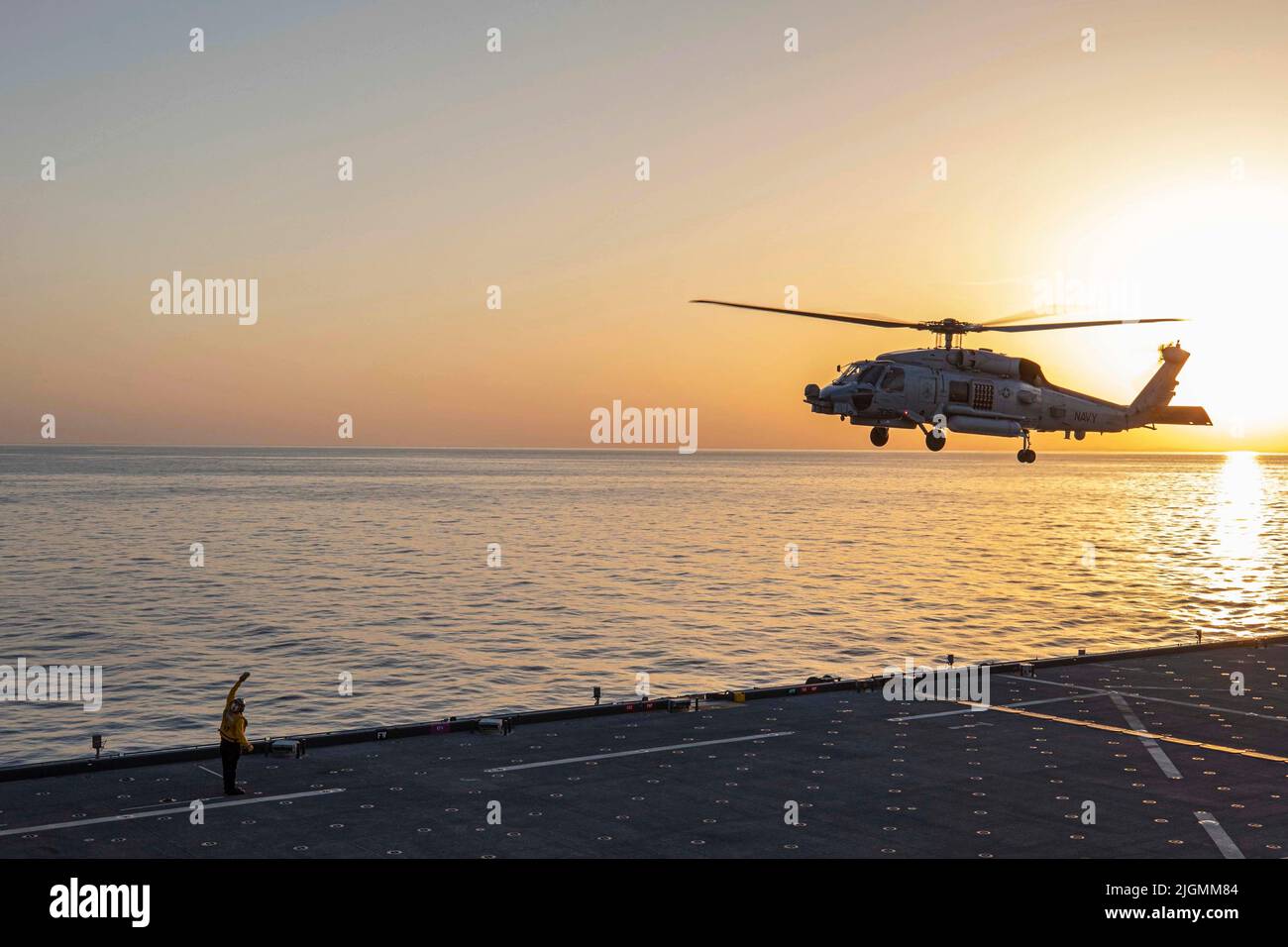 29. Mai 2022 - Mittelmeer - Aviation Boatswain's Mate (Handling) 1. die Klasse Michael Duffy aus Philadelphia signalisiert einem MH-60R-Hubschrauber, während der Übung Phoenix Express 22, 29. Mai 2022, vom Flugdeck an Bord der Expeditionssegler der Lewis B. Puller-Klasse, USS Hershel 'Woody' Williams (ESB 4), abzuheben. Phoenix Express 22, durchgeführt von den US Naval Forces Africa, ist eine maritime Übung, die die Zusammenarbeit zwischen den teilnehmenden Nationen verbessern soll, um die Sicherheit und die Sicherheit im Mittelmeer zu erhöhen. (Bild: © U.S. Navy/ZUMA Press Wire Service/ZUMAPRESS.com) Stockfoto