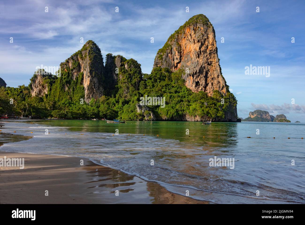 Railay Beach ist eine Halbinsel, die nur mit dem Boot erreichbar ist und einer der schönsten Strände Thailands - DIE PROVINZ KRABI, THAILAND Stockfoto