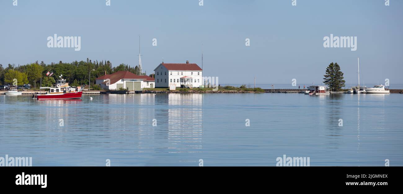 Panorama von Charteranglern und der 1928 Station House of U.S. Coast Guard Station North, Lake Superior am Hafen Grand Marais, Minnesota Stockfoto