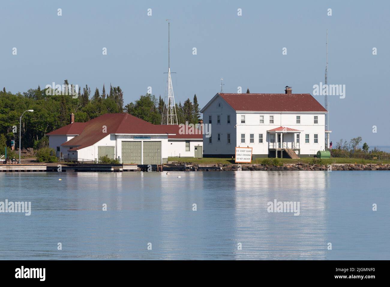 Die 1928 Great Lakes Station House of U.S. Coast Guard Station an der Nordküste des Lake Superior im Hafen Grand Marais, Cook County, Minnesota Stockfoto