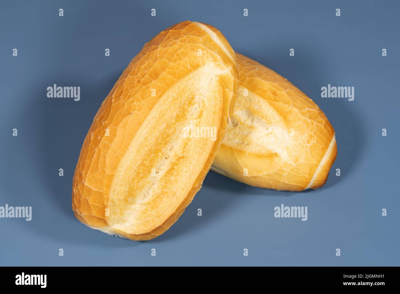 'Französisches Brot', traditionelles brasilianisches Brot auf blauem Hintergrund Stockfoto