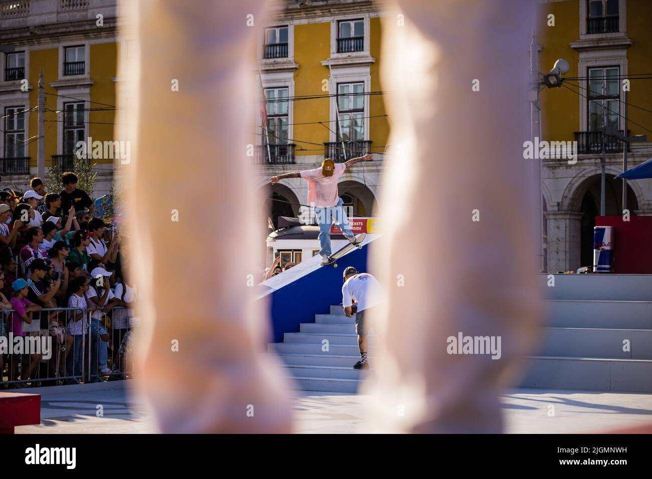 Lissabon, Portugal. 10.. Juli 2022. Der portugiesische Skater Gustavo Ribeiro in Aktion während der RedBull Lisbon Conquest in Terreiro do Paço, Lissabon. (Foto von Henrique Casinhas/SOPA Images/Sipa USA) Quelle: SIPA USA/Alamy Live News Stockfoto