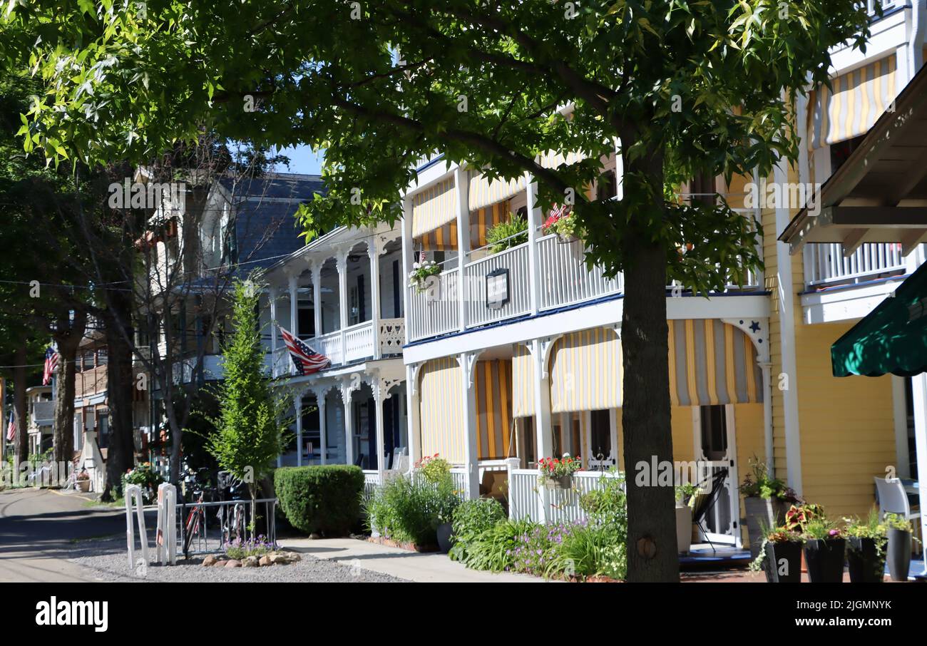 Blick auf die Straße von der Chautauqua Institution Area in Chautauqua, im Norden des Staates New York. Stockfoto