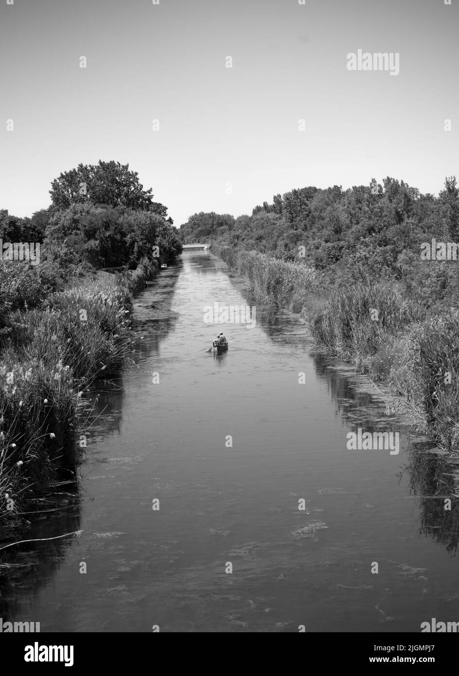 Kaukasisches Paar, das durch den kleinen Flusskorridor in Windsor Onatrio Kanu fahren kann Stockfoto