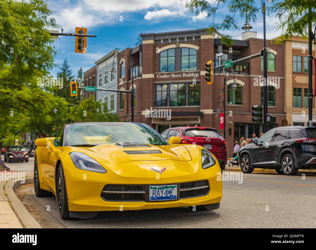 Gelbe Chevrolet Corvette auf einer Straße. American Muscle Car Chevrolet Corvette in der Stadt-Juli 5,2022-Langley BC Kanada-Street Foto, selektiv Stockfoto