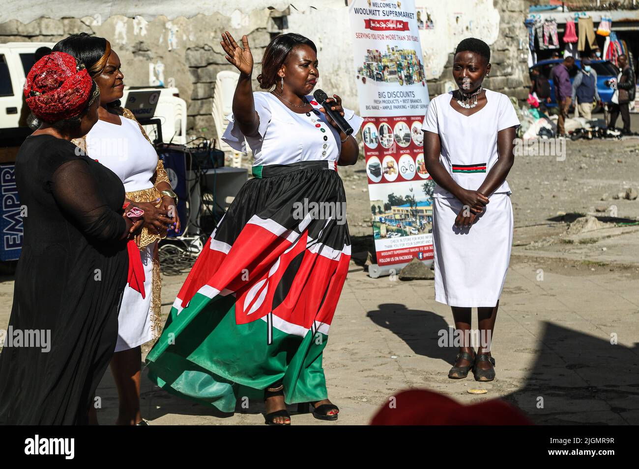 Nakuru, Kenia. 11.. Juli 2022. Die Gospel-Musikerin Ann Maina in einem Kleid mit Farben der kenianischen Flagge spricht während einer Veranstaltung zum Frieden, während Kenia sich auf die Wahlen vorbereitet. Friedenskampagne in Nakuru, während sich Kenia auf die für den 9. August 2022 geplanten Parlamentswahlen vorbereitet. Kredit: SOPA Images Limited/Alamy Live Nachrichten Stockfoto