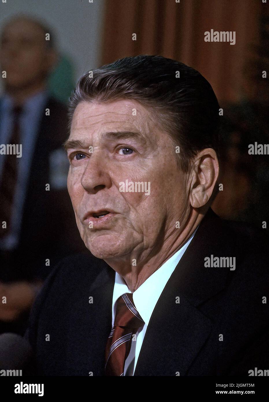 WASHINGTON DC - 6. MÄRZ 1985 US-Präsident Ronald Reagan während einer Rede und einer Frage- und Antwortsitzung mit Reportern im Oval Office bezüglich der Unterzeichnung eines Vetos über die Gesetzgebung für das Gesetz über Agrarkredite und afrikanische Hungershilfe Stockfoto