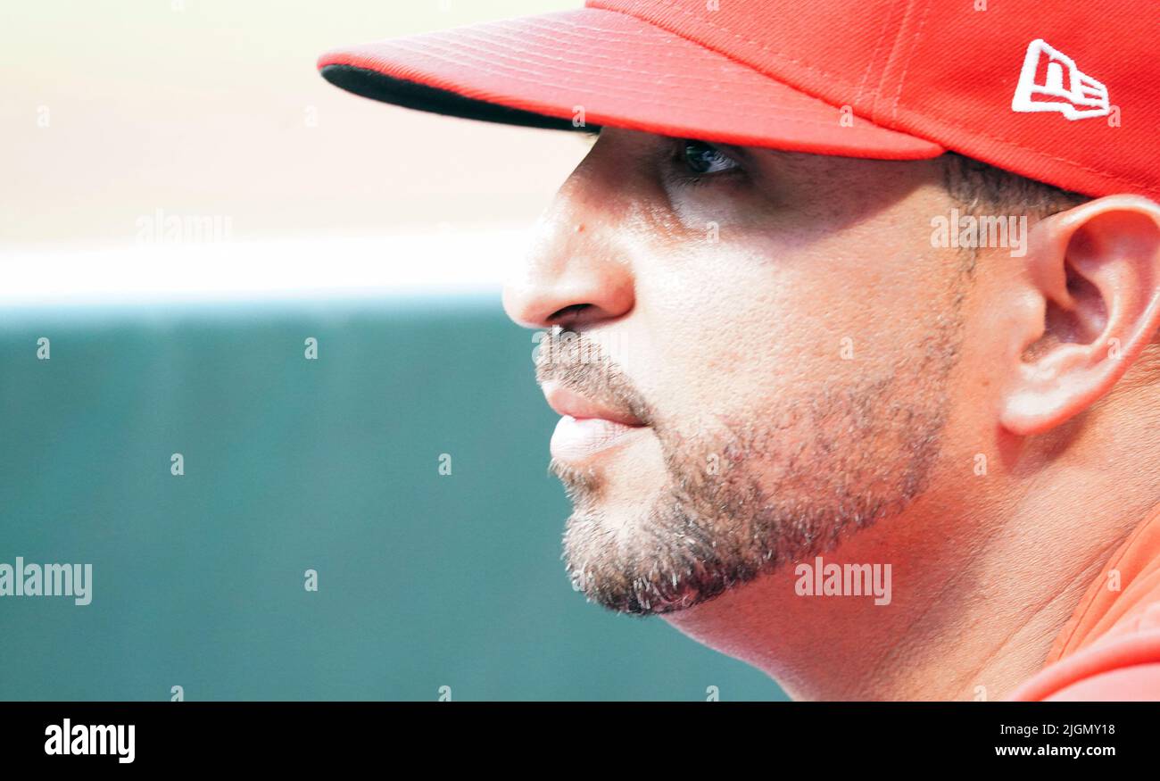 St. Louis, Usa. 11.. Juli 2022. Olivar Marmol, Manager der St. Louis Cardinals, beobachtet die Aktion gegen die Philadelphia Phillies am Montag, den 11. Juli 2022 im Busch Stadium in St. Louis. Foto von Bill Greenblatt/UPI Credit: UPI/Alamy Live News Stockfoto