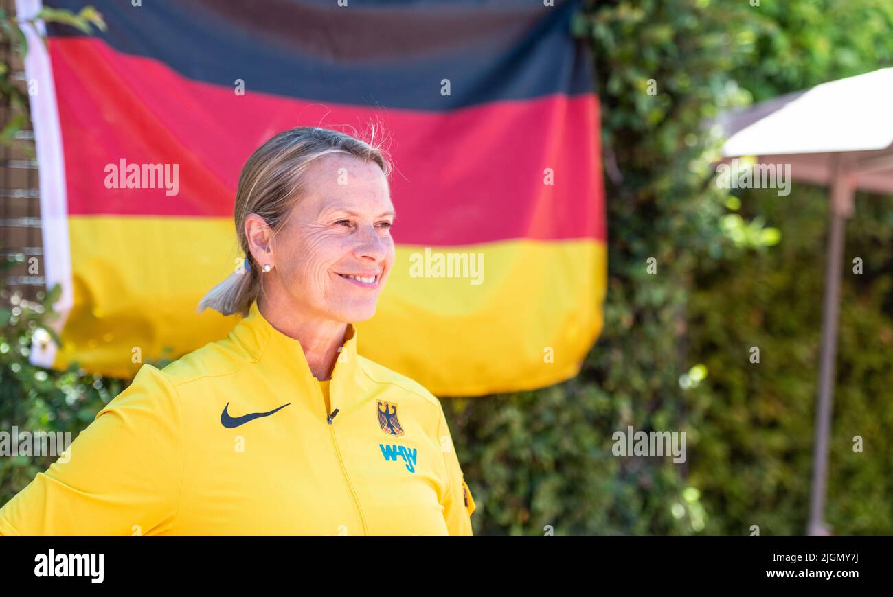 Santa Barbara, USA. 10.. Juli 2022. Leichtathletik-Cheftrainer Annett Stein beobachtet die Arbeit der deutschen Athleten im Trainingslager. Vor der Leichtathletik-WM in Eugene ist das deutsche Team in ein Trainingslager in Santa Barbara gezogen. (To dpa 'Athletics Head Coach very satisfied with preparation in USA') Credit: Maximilian Haupt/dpa/Alamy Live News Stockfoto