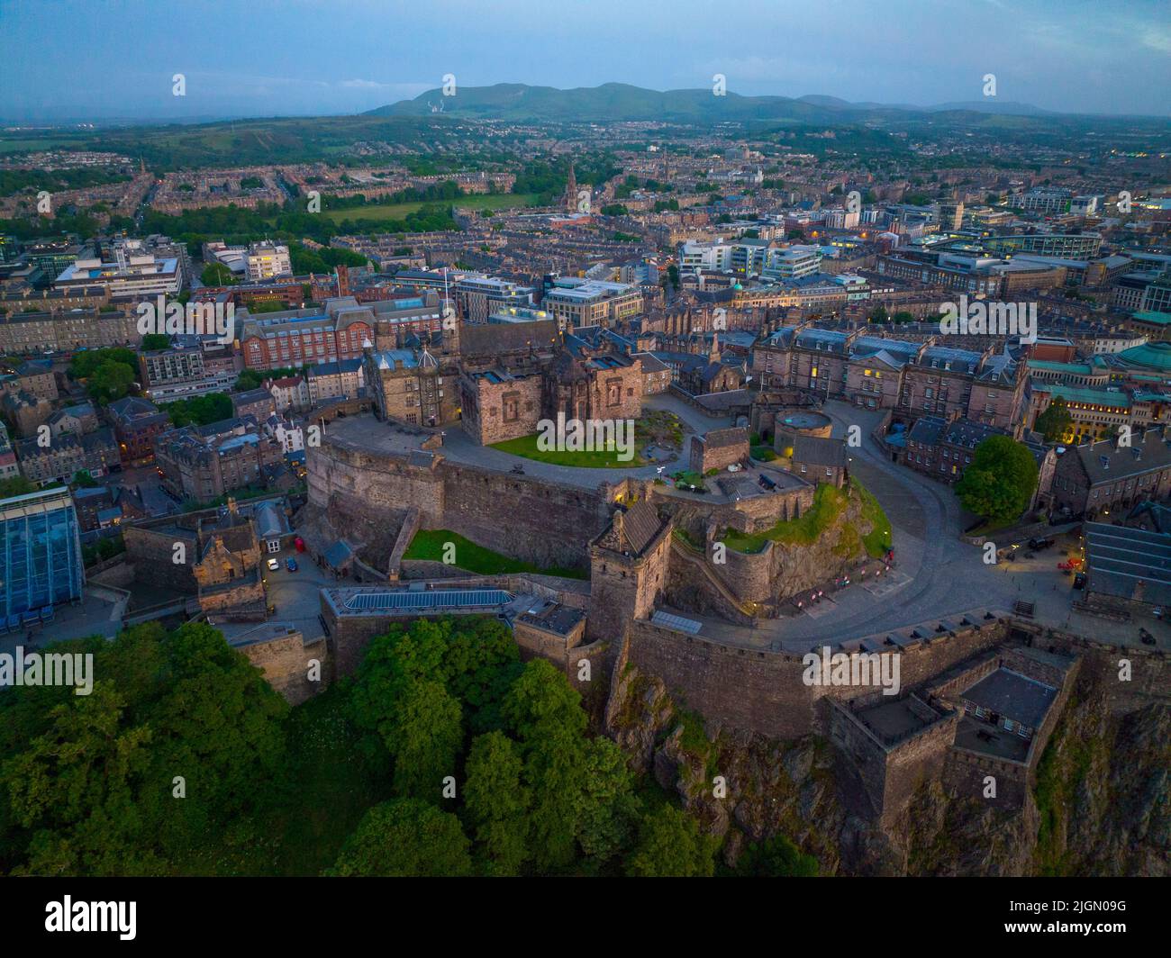 Edinburgh Castle bei Sonnenuntergang ist das Schloss ein historisches Schloss, das sich am Castle Rock in der Altstadt von Edinburgh, Schottland, Großbritannien, befindet. Die Altstadt von Edinburgh ist ein UNESCO-Weltkulturerbe Stockfoto