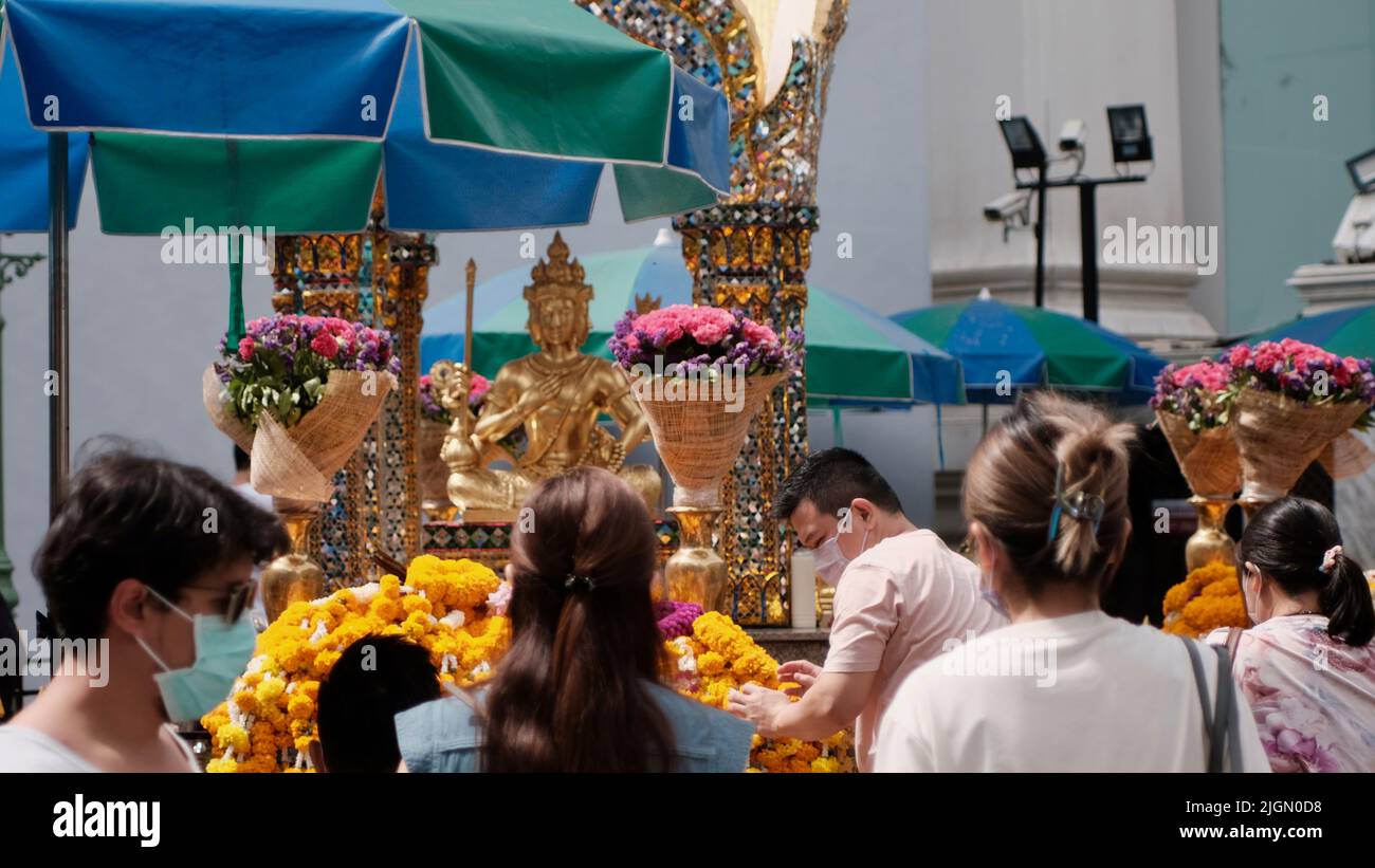 Menschen am Erawan-Schrein, auch bekannt als der Thao Maha Phrom-Schrein, an der Kreuzung Ratchaprasong an der Ratchadamri Road im Zentrum von Bangkok, Thailand Stockfoto