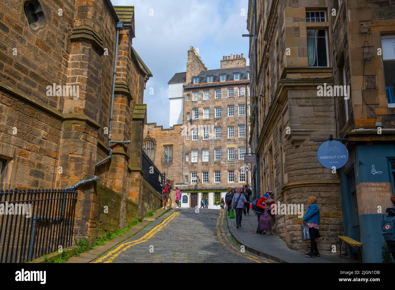 Upper Bow mit Gebäuden auf dem Lawnmarket an der Royal Mile in der Altstadt von Edinburgh, Schottland, Großbritannien. Die Altstadt von Edinburgh ist seit 199 UNESCO-Weltkulturerbe Stockfoto
