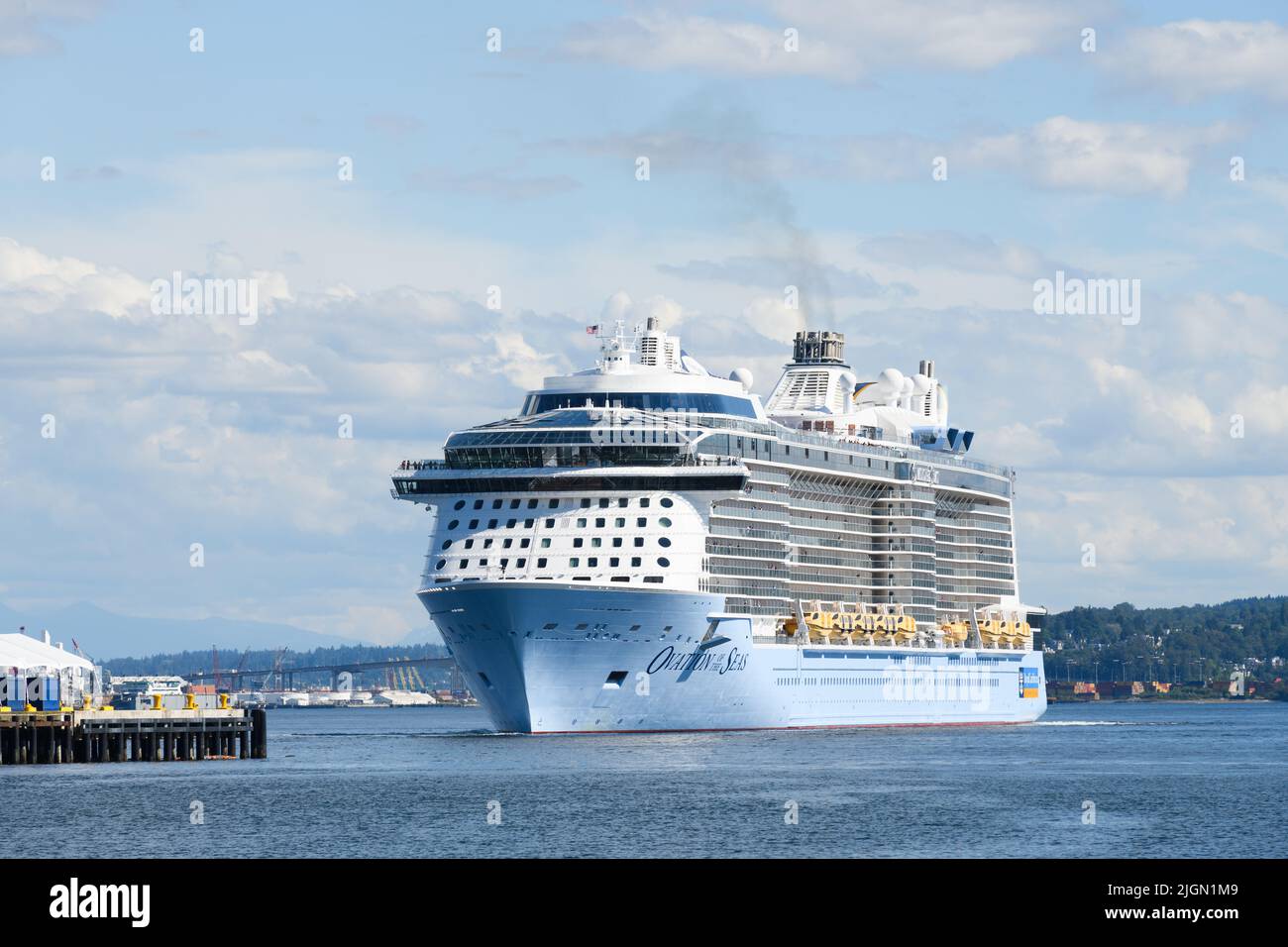 Seattle - 08. Juli 2022; Royal Caribbean Cruise Ship Ovation of the Seas, das bei schönem Sommerwetter von Seattle nach Alaska abfährt Stockfoto