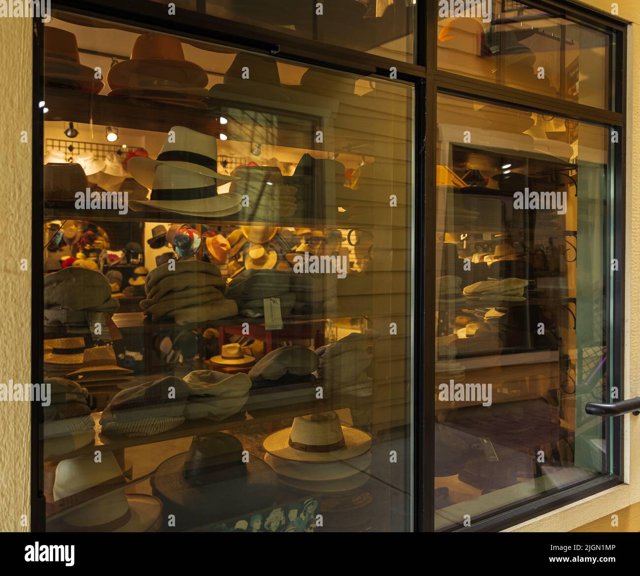 Modische Hüte und Mützen für den Mann in einem Boutique-Geschäft. Einkaufen. Stilvolle Freizeitkleidung im Geschäft am Schaufenster. Straßenfoto, nobody-July5,2022-V Stockfoto