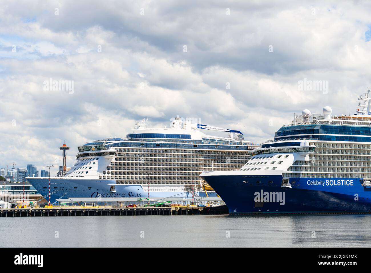 Seattle - 08. Juli 2022; das Kreuzschiff Celebrity Solstice and Ovation of the Seas dockte während der Sommersaison in Alaska in Seattle an Stockfoto