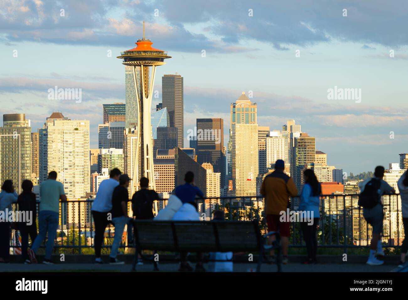Seattle - 08. Juli 2022; Touristen blicken über die Stadt Seattle und die Space Needle, wenn sich der Sonnenuntergang nähert Stockfoto