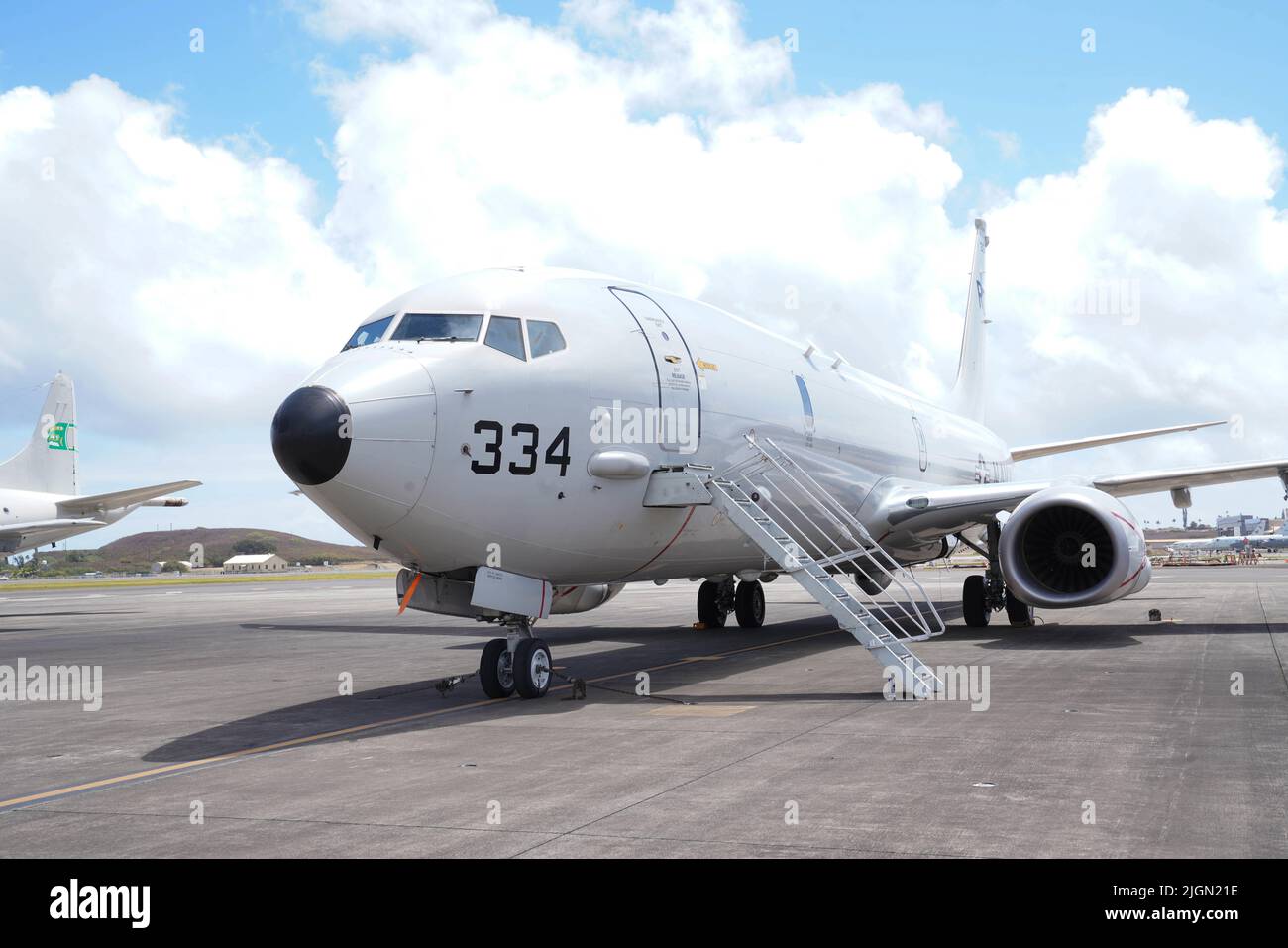 KANEOHE BAY (10. Juli 2022) - Eine US Navy P-8 sitzt auf der Fluglinie der Marine Corps Air Station Kaneohe Bay, Hawaii, während des Rim of the Pacific (RIMPAC) 2022. 26 Nationen, 38 Schiffe, vier U-Boote, mehr als 170 Flugzeuge und 25.000 Mitarbeiter nehmen vom 29. Juni bis zum 4. August an RIMPAC in und um die Hawaii-Inseln und Südkalifornien Teil. RIMPAC ist die weltweit größte internationale maritime Übung und bietet eine einzigartige Ausbildungsmöglichkeit. Gleichzeitig werden kooperative Beziehungen zwischen den Teilnehmern gefördert und aufrechterhalten, die für die Sicherheit der Seewege und die Sicherheit auf den Seewegen von entscheidender Bedeutung sind Stockfoto