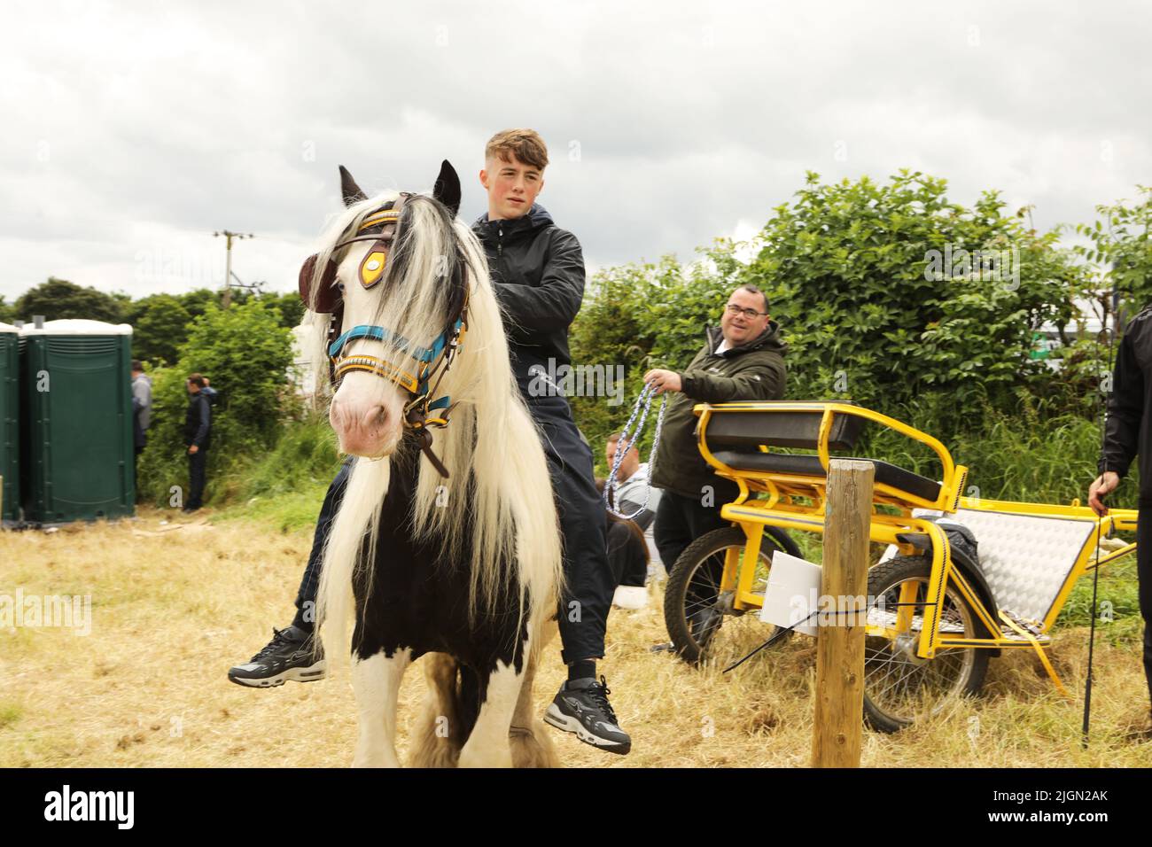 Ein Teenager, der auf einer farbigen Zigeunercob reitet. Appleby Horse Fair, Appleby in Westmorland, Cumbria Stockfoto