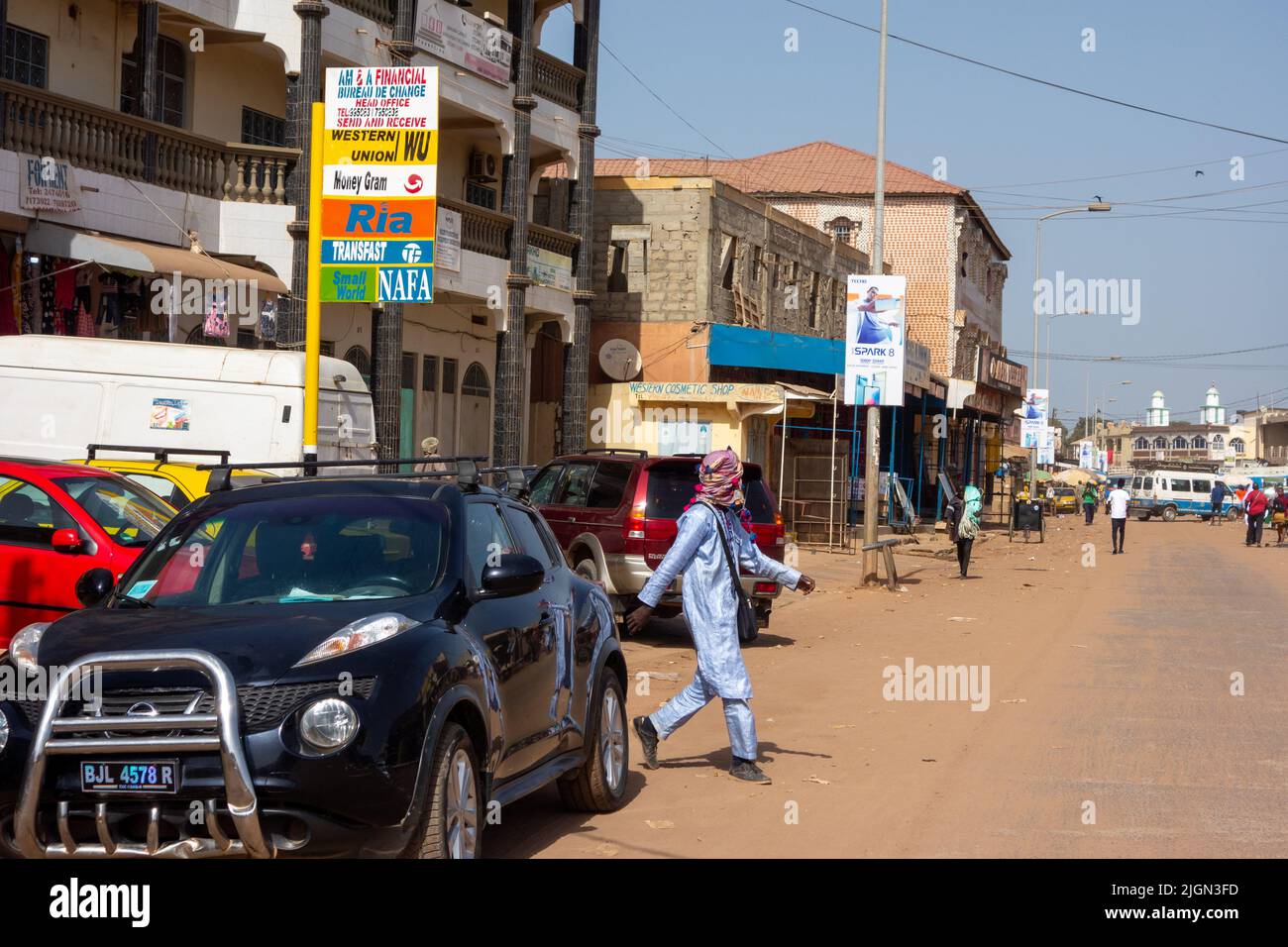 SERREKUNDA, GAMBIA - 6. JANUAR 2022 staubige Straße durch den Markt Stockfoto