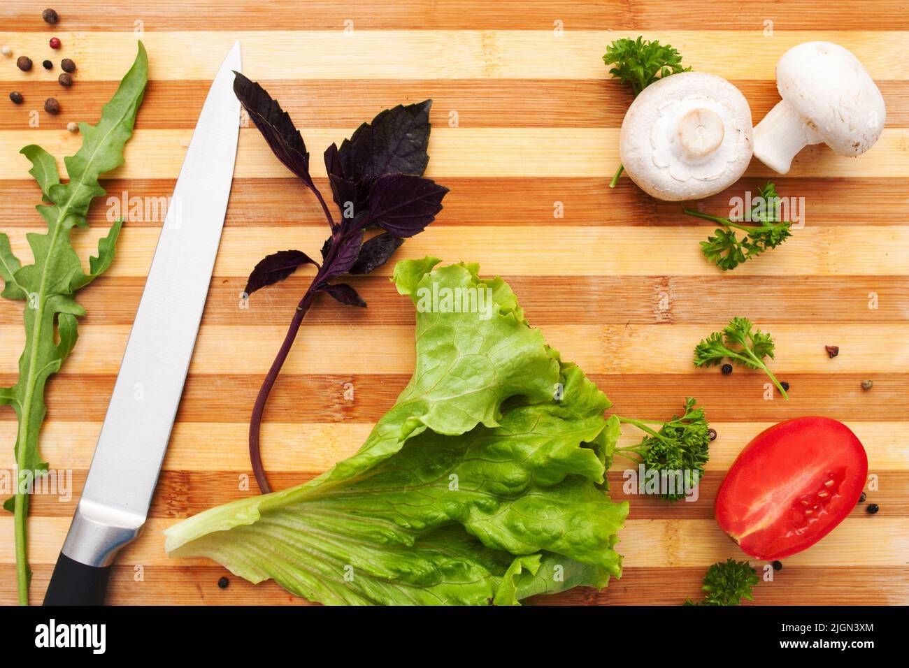 Schneidebrett mit Messer und Gemüse flach legen Stockfoto