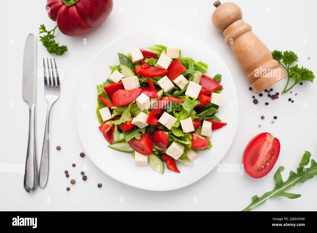 Restaurant serviert griechischen Salat mit Besteck Stockfoto