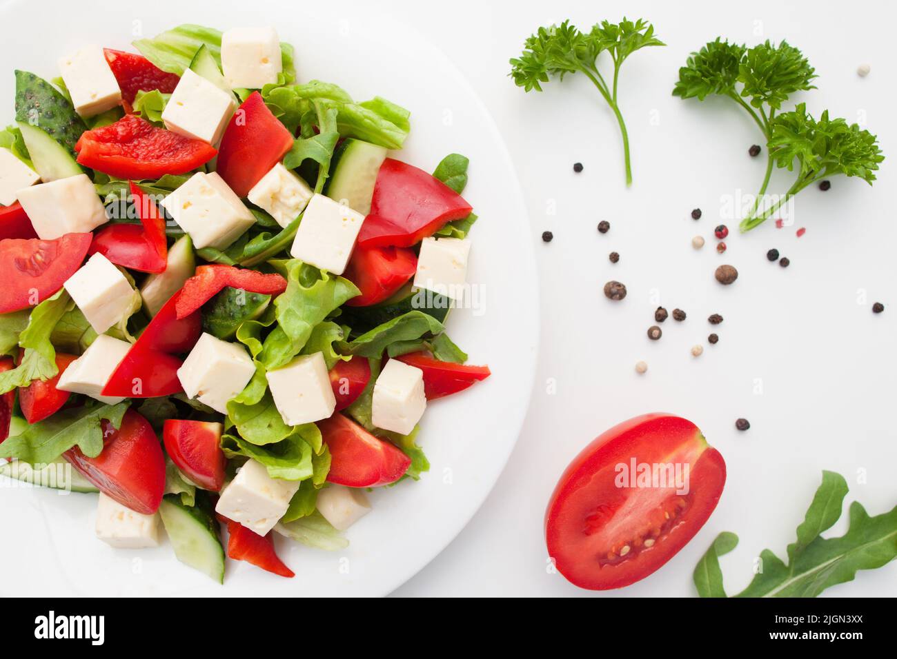 Frischer Gemüsesalat mit Feta-Käse-Flach Stockfoto