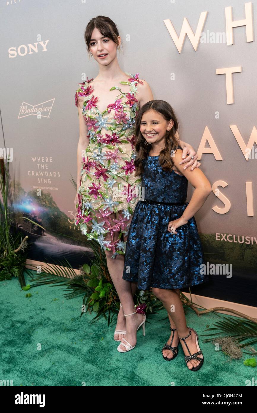 New York, NY - 11. Juli 2022: Daisy Edgar-Jones und Jojo Regina besuchen die Premiere des Films "Where the Crawdads Sing" im Museum of Modern Art Stockfoto