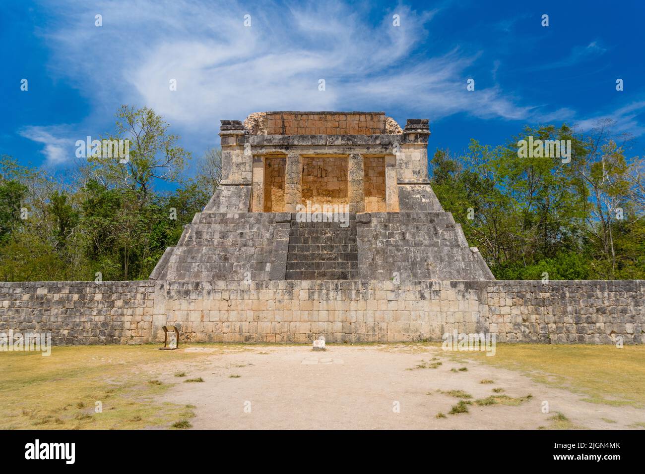 Tempel des Barthabers am Ende des Großen Ballgerichts für das Spielen von pok-ta-pok in der Nähe der Chichen Itza Pyramide, Yucatan, Mexiko. Maya-Zivilisationstempel Stockfoto