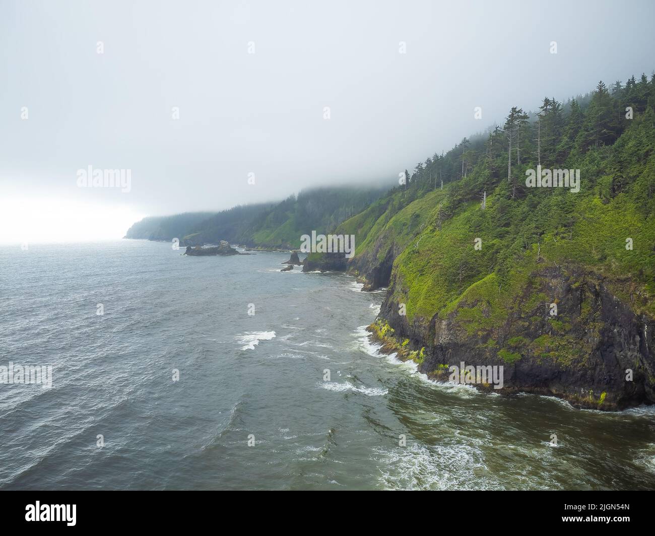 Seascape. Meer und hügelige grüne Küste. Blauer wolkenloser Himmel. Ruhige Szenen. Auf dem Foto befinden sich keine Personen. Schönheit der Natur, Umweltschutz, Stockfoto