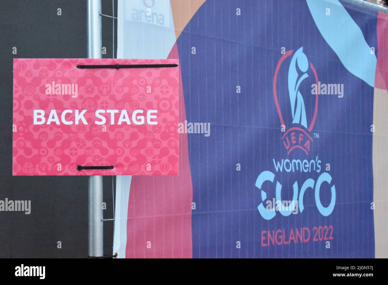 Ein Schild in der Fanzone für die UEFA Women's Euro 2022: 'Back stage'. Stockfoto