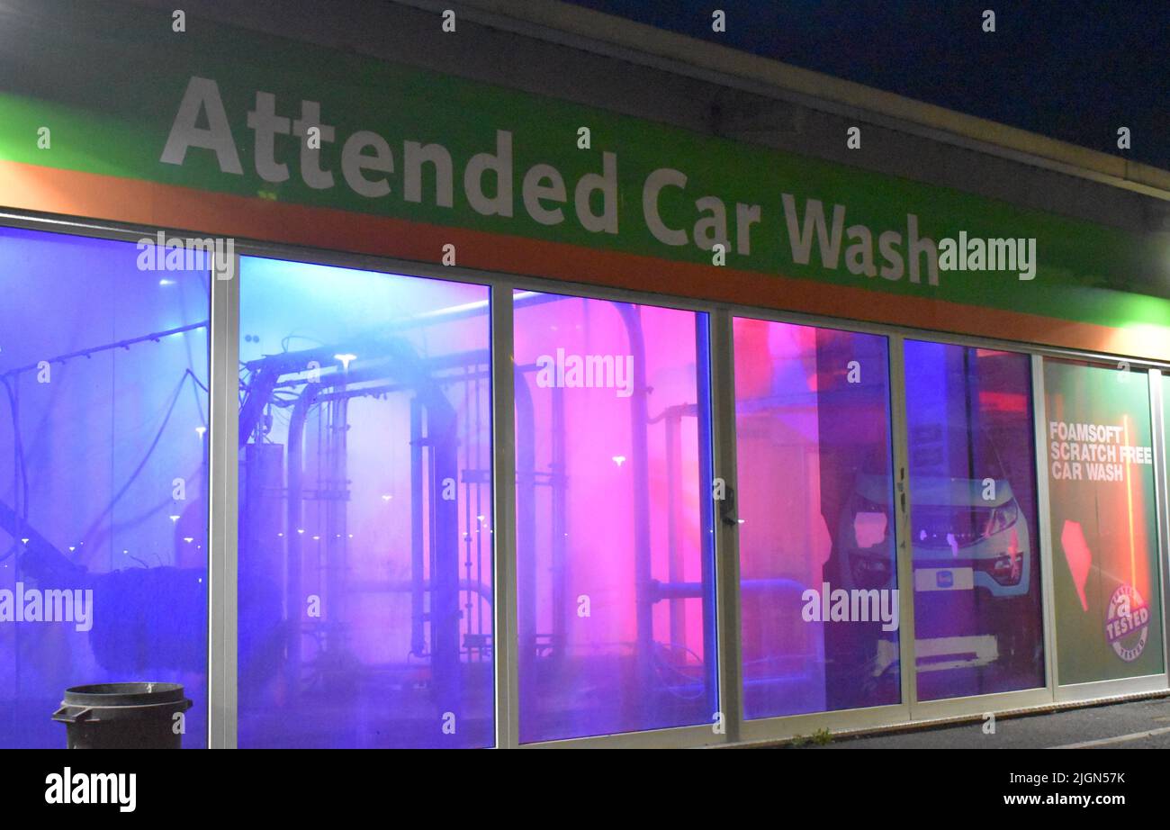 Eine Autowaschanlage in Milton Keynes, die nachts abgebildet ist. Stockfoto