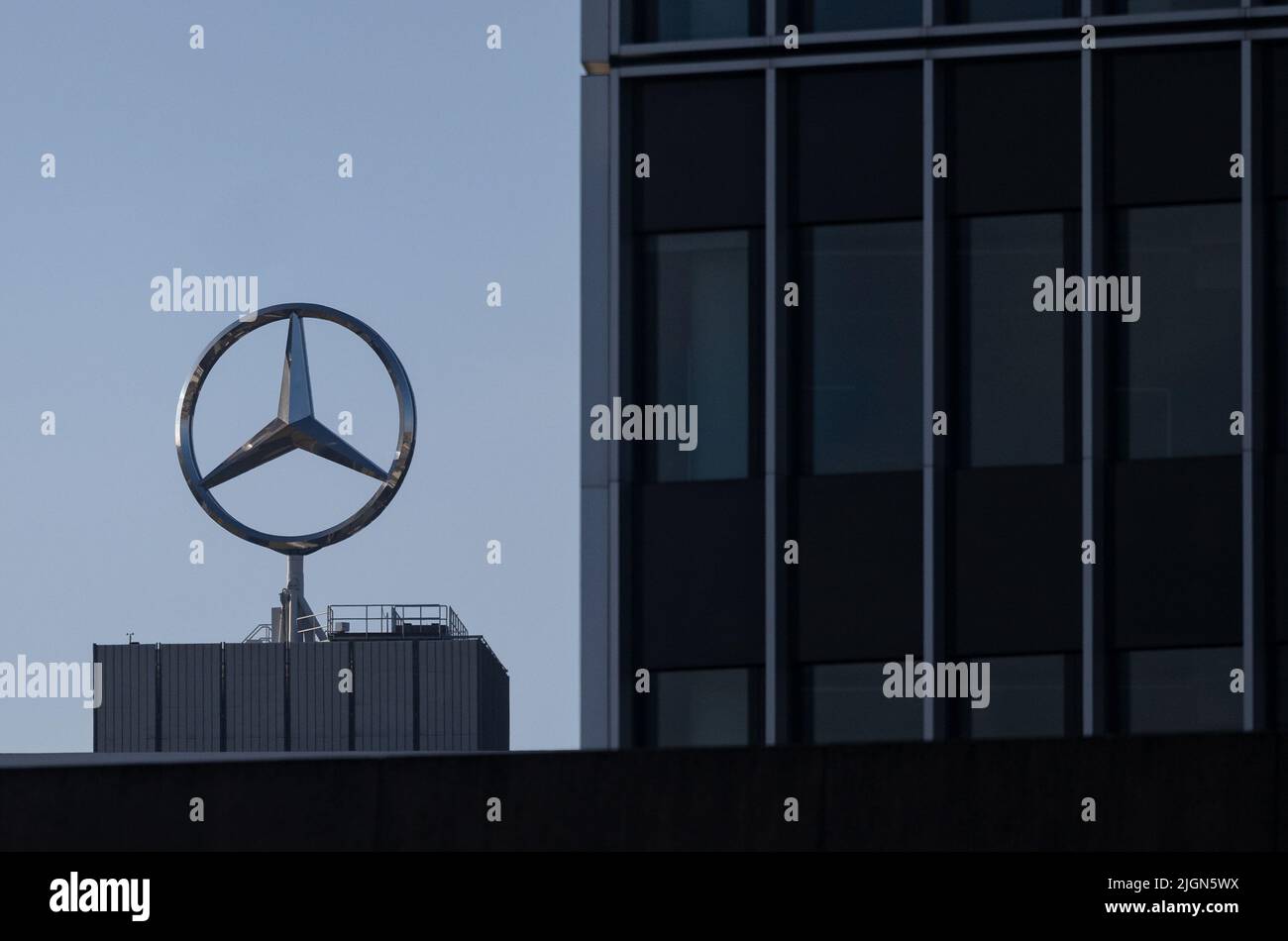 Stuttgart, Deutschland. 12.. Juli 2022. Der Mercedes-Stern ist auf einem Gebäude des Mercedes-Benz Werks in Untertürkheim zu sehen. Zum ersten Mal hört das Oberlandesgericht Stuttgart mündliche Verhandlungen über die Musteransagerklage des Verbraucherverbands und Verbraucherverbänden gegen die Mercedes-Benz Group AG. Quelle: Marijan Murat/dpa/Alamy Live News Stockfoto