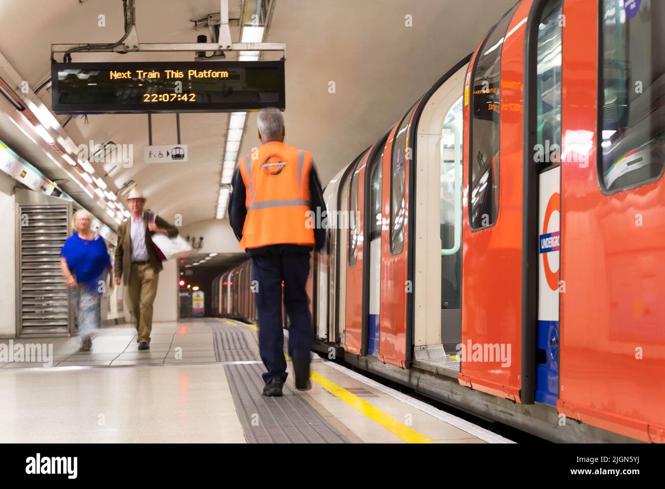 Der Bahnfahrer läuft am Bahnsteig in London Underground England UK entlang Stockfoto