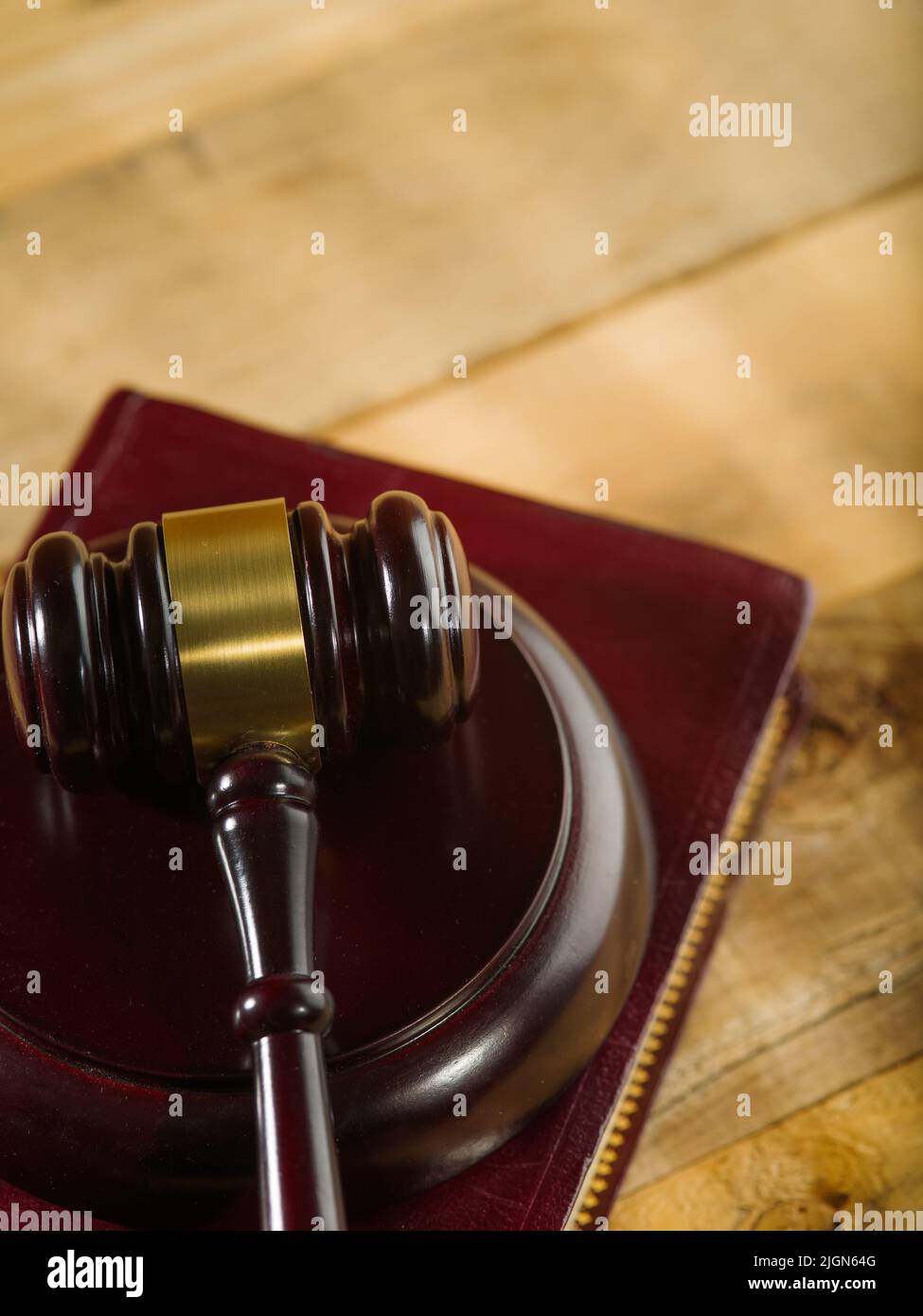 Das Symbol eines fairen Prozesses ist der Gavel eines Richters auf einem hölzernen Hintergrund. Low-Angle-Ansicht. Gerechte Gerechtigkeit, Rechtsstaatlichkeit, Verfassung, Recht, Rechtsanwalt, Richter.Clos Stockfoto