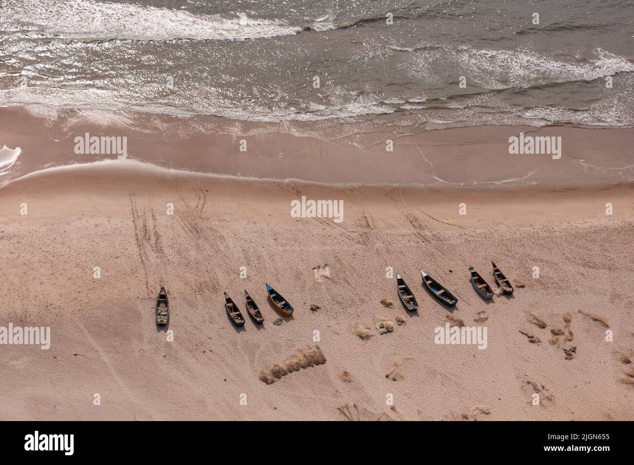 Hubschrauber Fähre Flug von Luanda, Noire, Vögel Auge Ansicht von ein paar Strände Boote in der Nachmittagssonne. Stockfoto