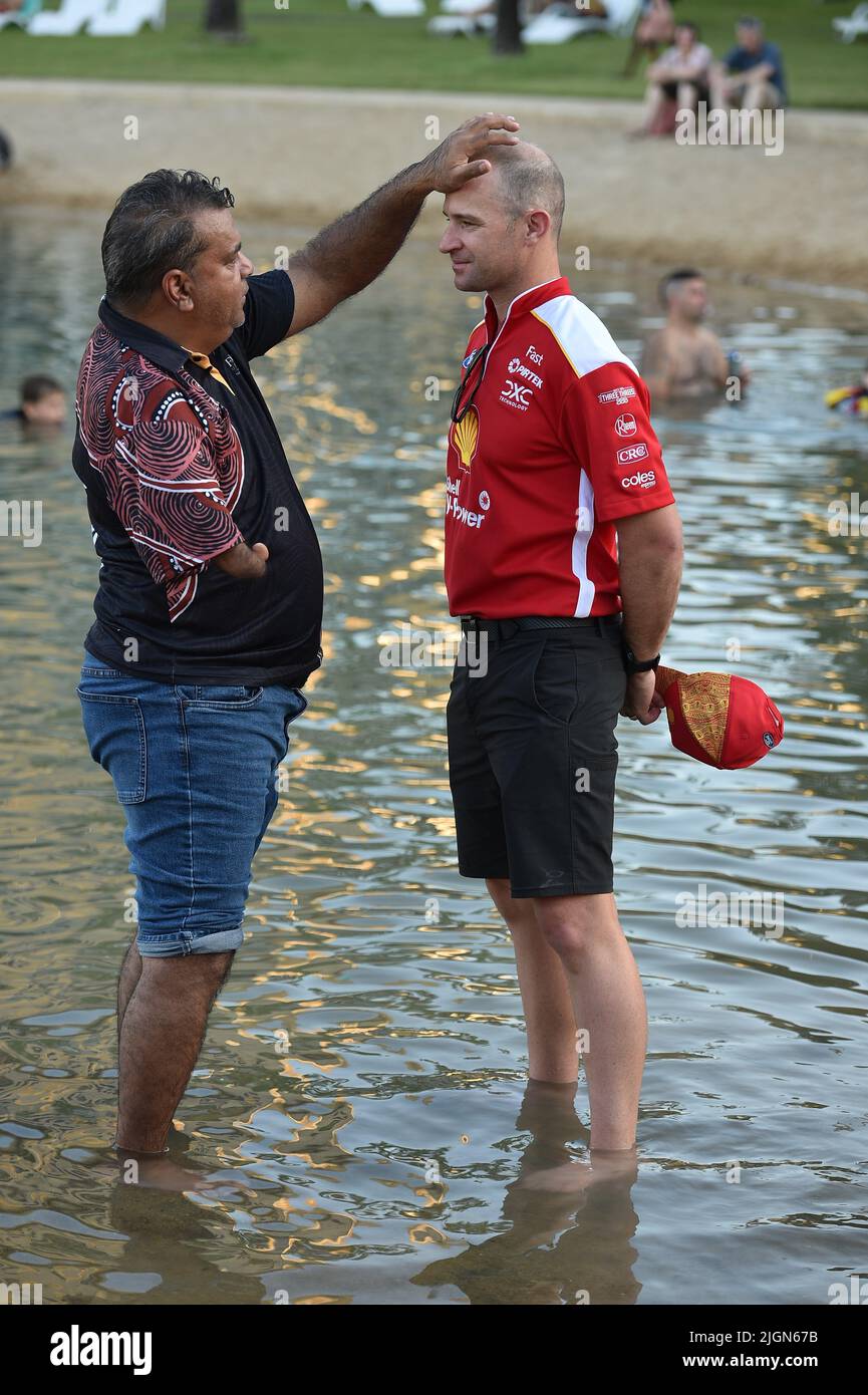 Darwin, Australien. 16. Juni 2022. Im Bild will Davison, Shell V-Power Racing mit Larrakia Elder, Richard Fejo, während er den australischen Aborigi vorführt Stockfoto