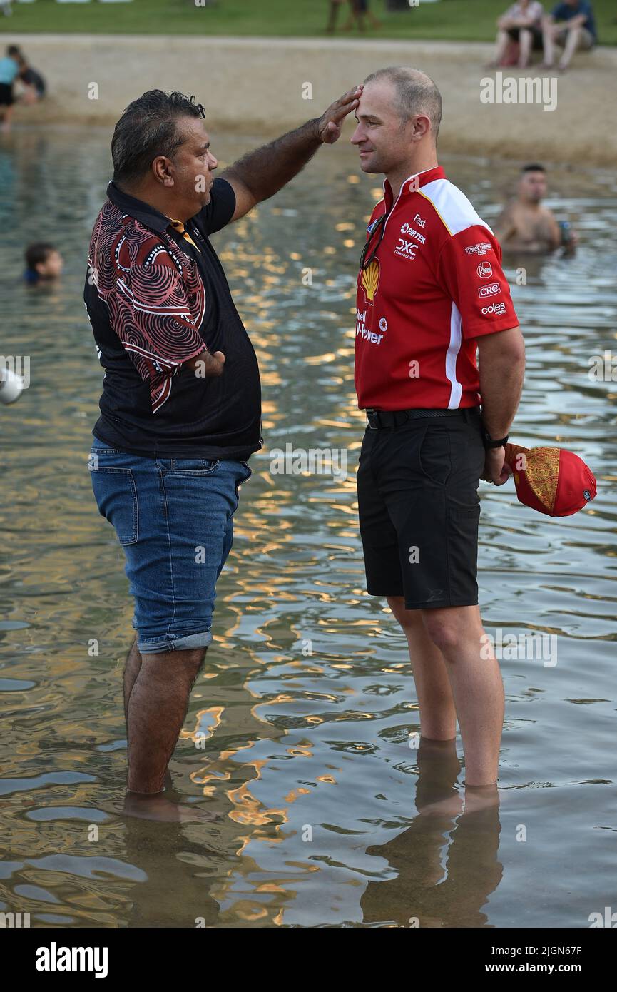 Darwin, Australien. 16. Juni 2022. Im Bild will Davison, Shell V-Power Racing mit Larrakia Elder, Richard Fejo, während er den australischen Aborigi vorführt Stockfoto