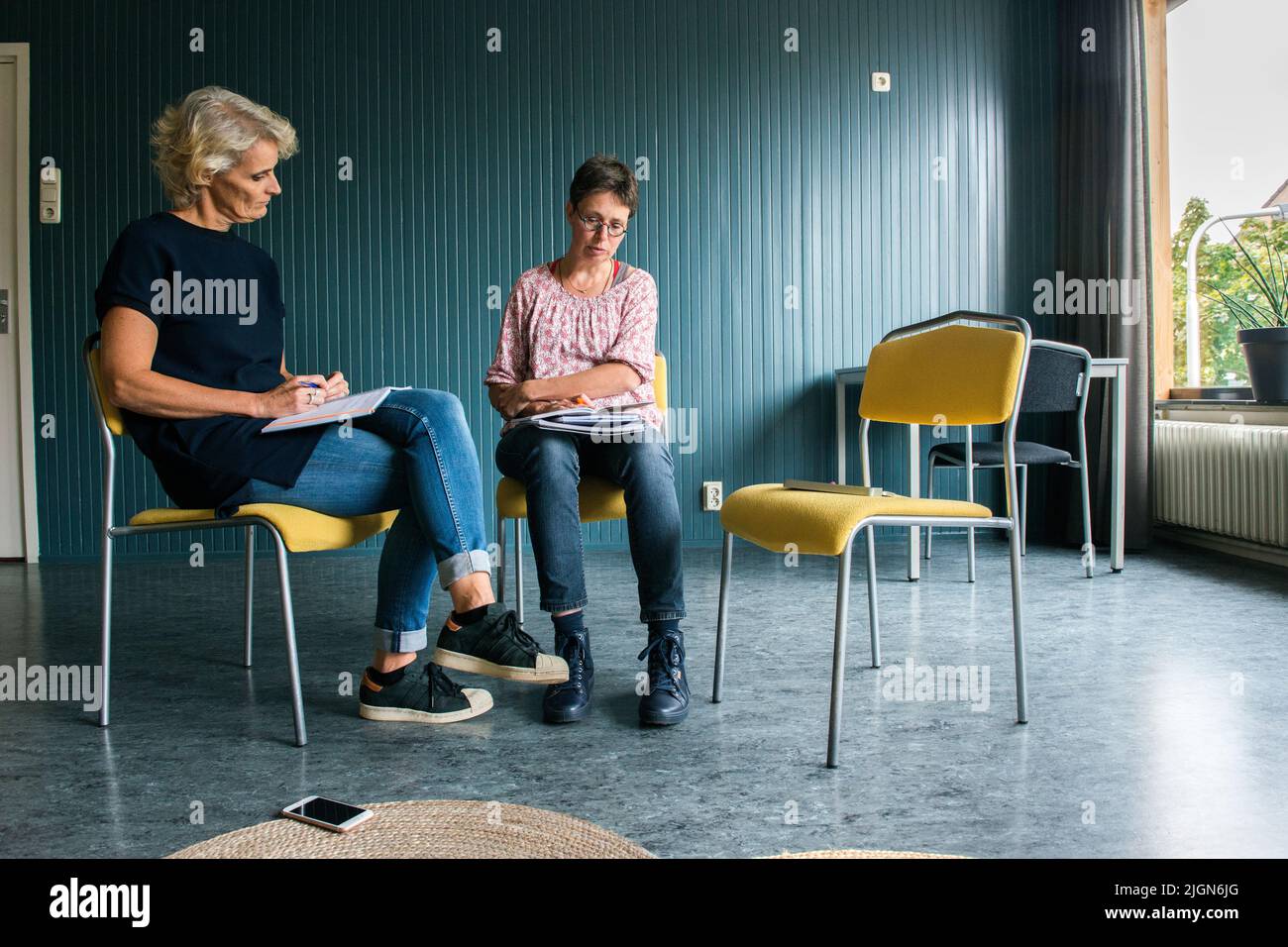 Tilburg, Niederlande. Reifen erwachsenen Frau mit einer Coaching-Interview auf der Suche nach einem neuen Job und Beruf. Stockfoto