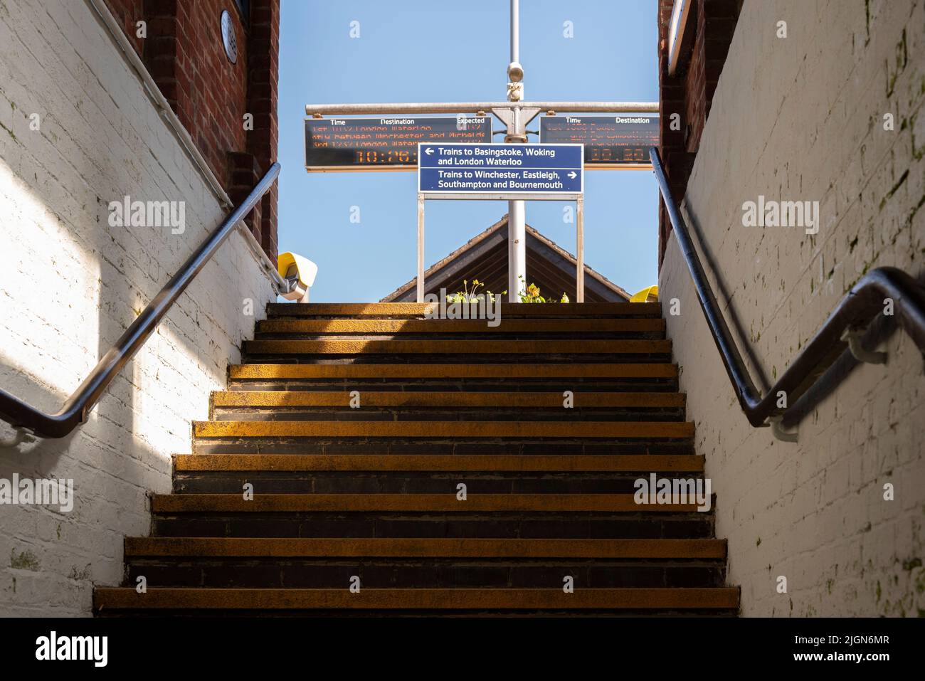 Hampshire, England, Großbritannien. 2022. Treppenflucht für Bahnpassagiere zum Aufstieg zum Bahnsteig am Bahnhof Micheldever. Stockfoto