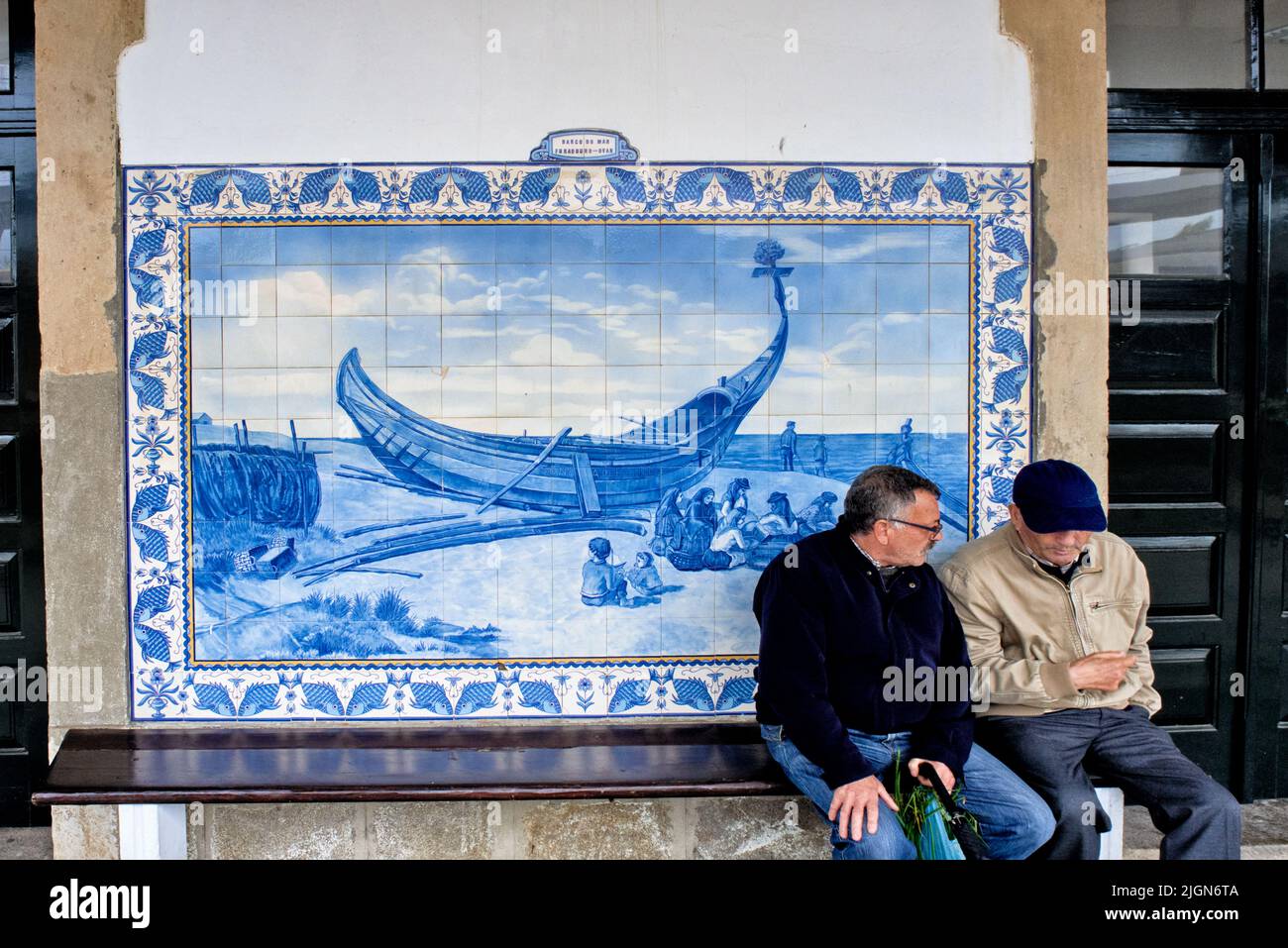 Platten aus Azulejos, Fliesen, an einer Wand des Bahnhofs von Vila franca da Xira, Portugal Stockfoto