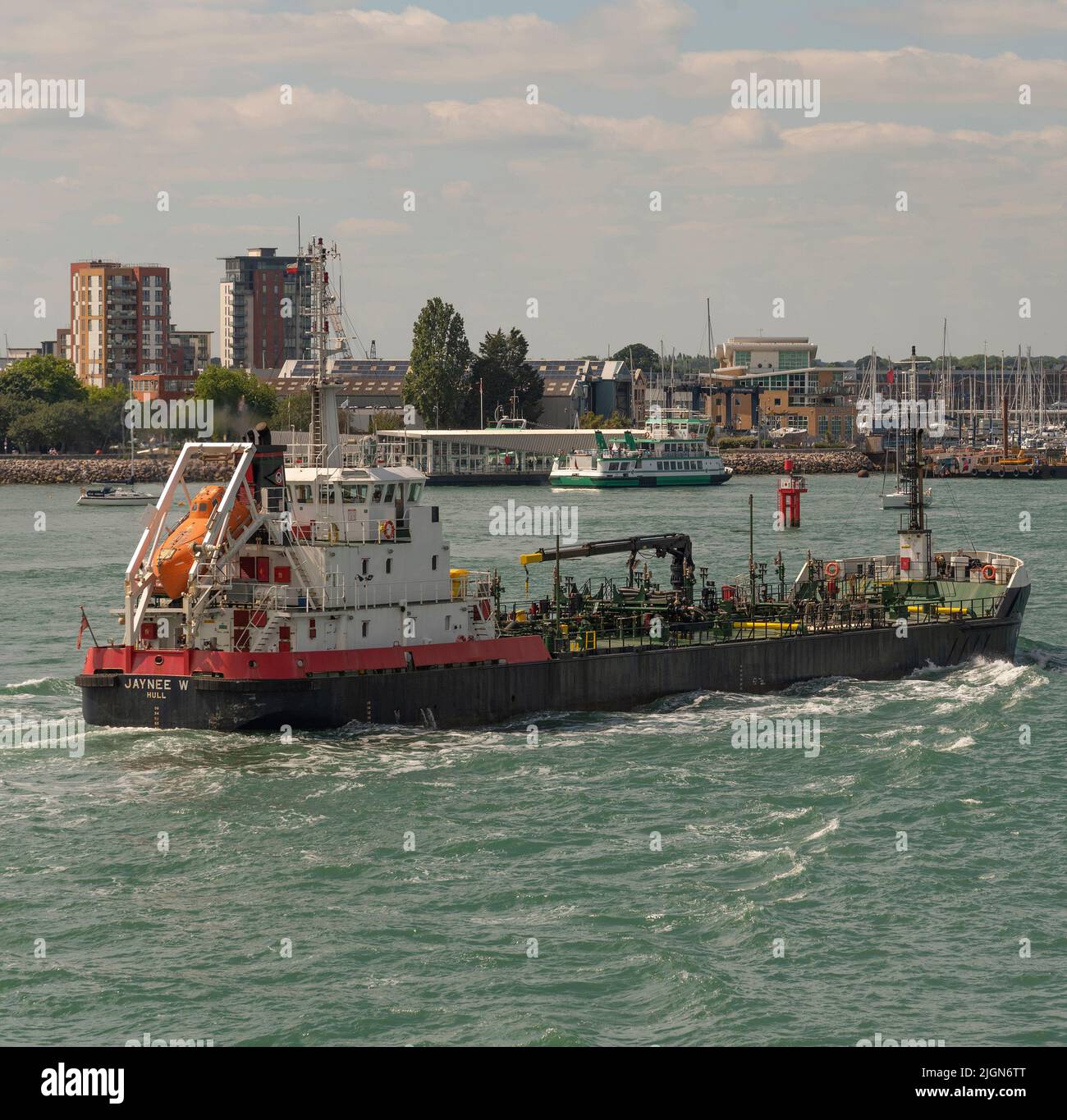 Portsmouth, England, Großbritannien. 2022. Die Jaynee W ein Öltanker-Schiff, das im Hafen von Portsmouth mit einem Hintergrund von Gosport unterwegs ist. Stockfoto