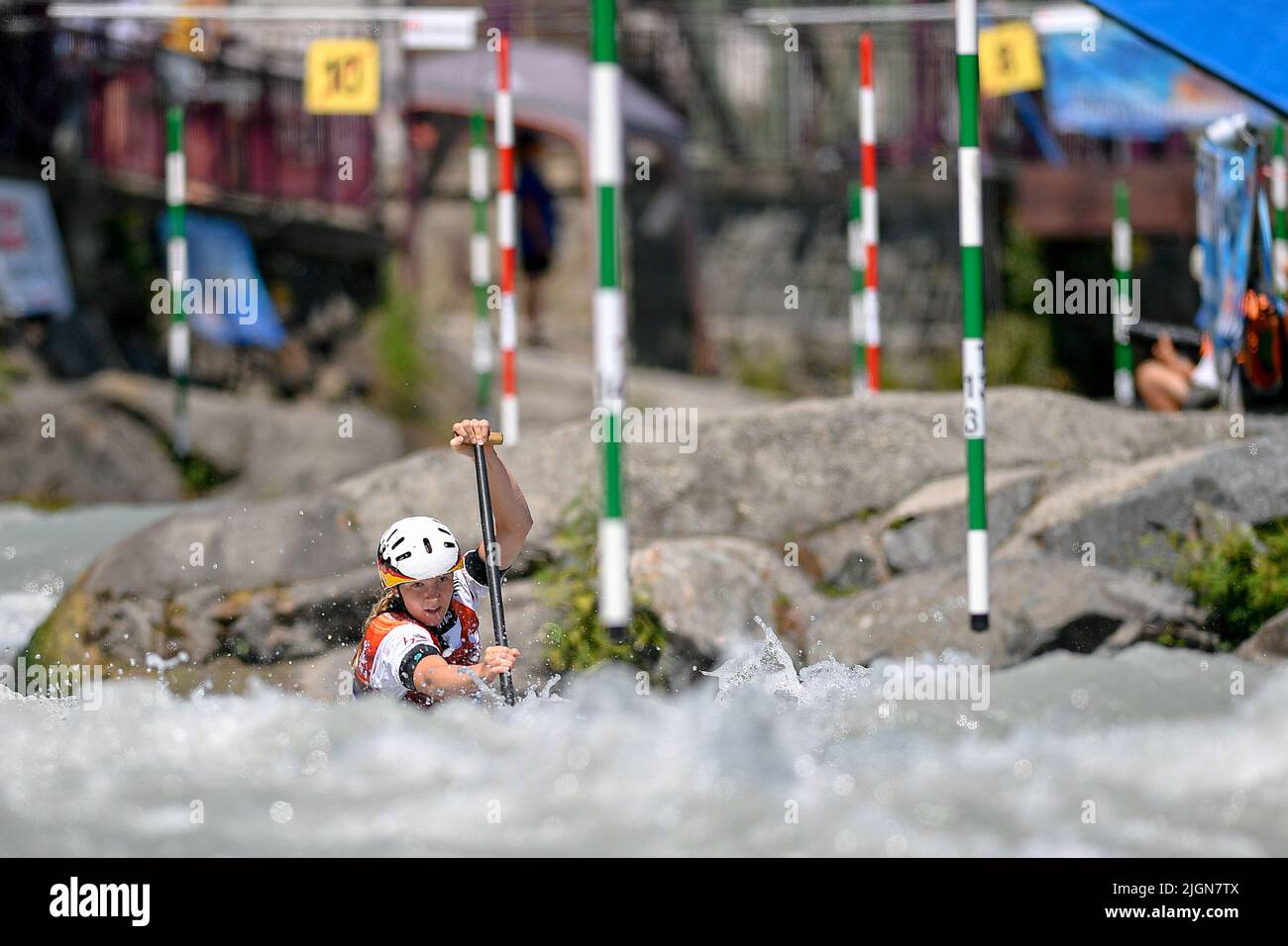 Ivrea, Italien. 10.. Juli 2022. Ivrea, Italien 09. Juli 2022 2022 ICF Junior und Kanuslalom-Weltmeisterschaft U23 in Ivrea, Italien, nahmen die besten U23 Kanuslalom-Paddler der Welt die Bühne und kämpften um den Weltmeistertitel. Die folgenden Rennen wurden durchgeführt: Kanurennen für Frauen unter 23 (C1) Kanurennen für Männer unter 23 (C1), Kajak für Frauen unter 23 (K1) Kajak für Männer unter 23 (K1); Kajak für Männer (K1), Kajak für Frauen (K1), Kanu für Frauen (K1), Kanu für Männer (K1) Kanu für Frauen unter 23 Panzlaff Jennemie GER (23) Credit: Independent Photo Agency/Alamy Live News Stockfoto