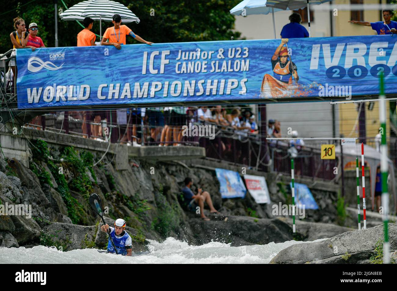 Ivrea, Italien. 10.. Juli 2022. Ivrea, Italien 09. Juli 2022 2022 ICF Junior und Kanuslalom-Weltmeisterschaft U23 in Ivrea, Italien, nahmen die besten U23 Kanuslalom-Paddler der Welt die Bühne und kämpften um den Weltmeistertitel. Die folgenden Rennen fanden statt: Kanurennen für Frauen unter 23 (C1) Kanurennen für Männer unter 23 (C1), Kajak für Frauen unter 23 (K1) Kajak für Männer unter 23 (K1); Kajak für Männer Junior (K1), Kajak für Frauen Junior (K1), Kanu für Frauen Junior (K1), Kanu für Männer (K1), Kredit: Unabhängige Fotoagentur/Alamy Live News Stockfoto